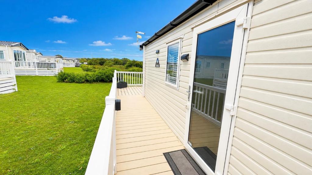 a walkway leading to the side of a house at Tide & Anchor - Newperran 102 in Cubert