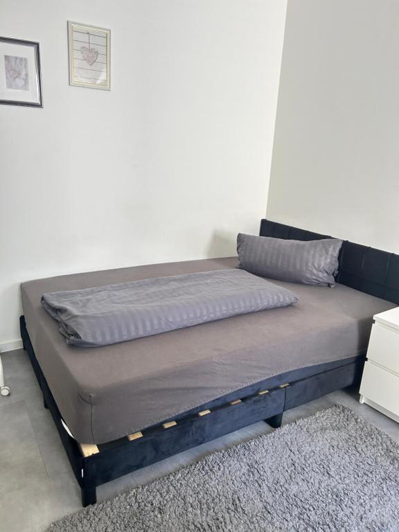 a bed in the corner of a room at Apart das Ehrets in Bretzfeld