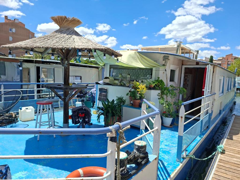a house on a boat with a swimming pool at Bateau Escapade in Ramonville-Saint-Agne