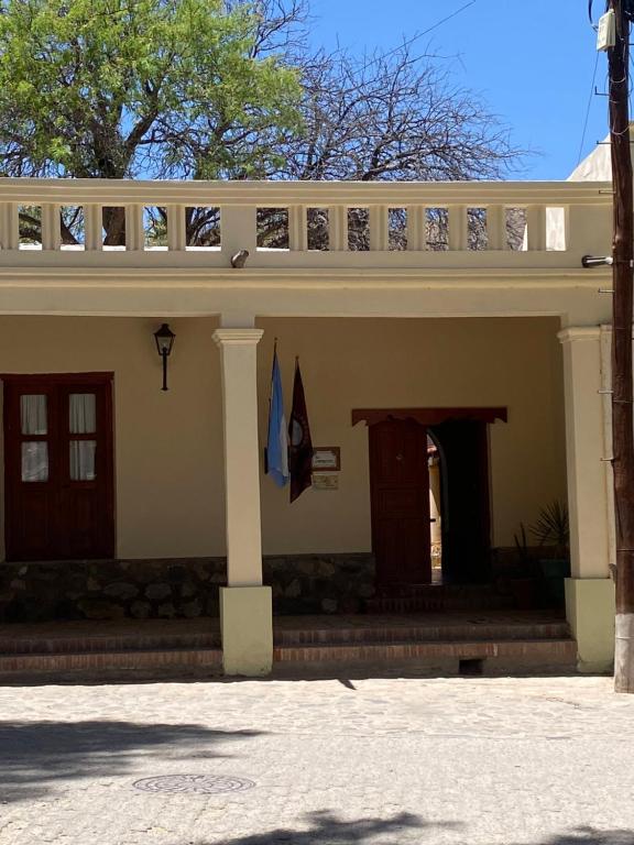 a house with a flag on the front of it at Hosteria El Capricho in Seclantás