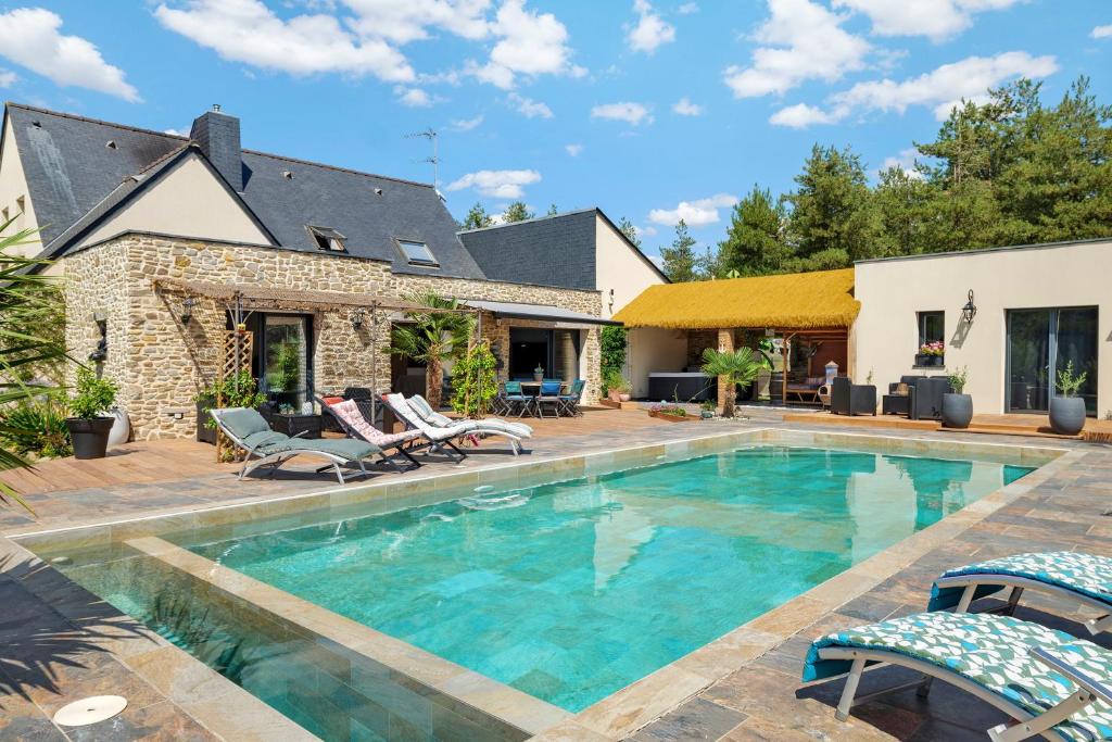 a swimming pool in the backyard of a house at Villa Lailléa avec piscine jacuzzi in Laillé