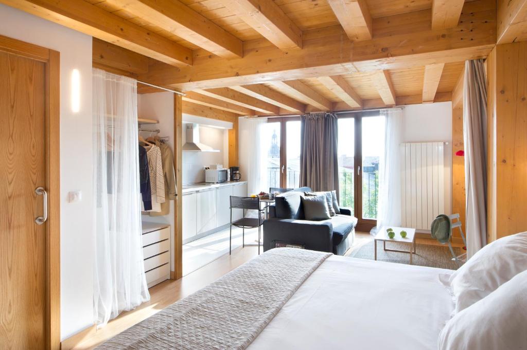 sypialnia z łóżkiem i salonem w obiekcie La Casa De Santa María ESTUDIOS w mieście Vitoria-Gasteiz