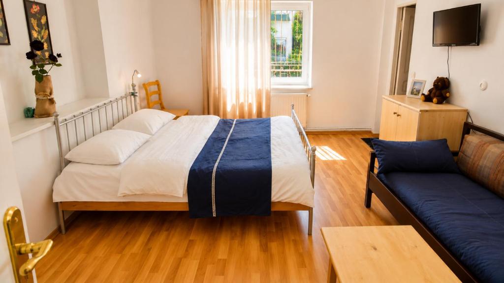 a bedroom with a bed and a couch at Tuz House R1 in Bakuriani