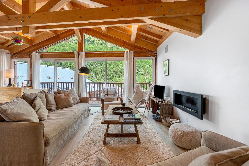a living room with a couch and a tv at Chalet Villarenger in Saint-Martin-de-Belleville