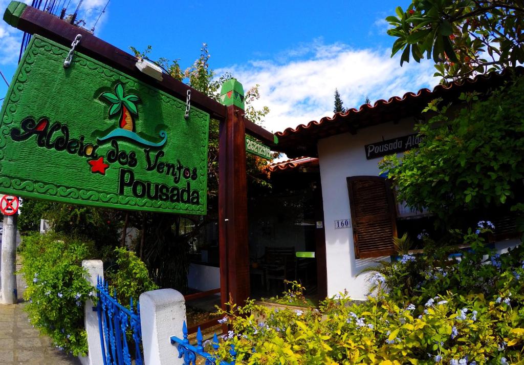 ein Schild für ein Restaurant vor einem Gebäude in der Unterkunft Pousada Aldeia dos Ventos in São Pedro da Aldeia