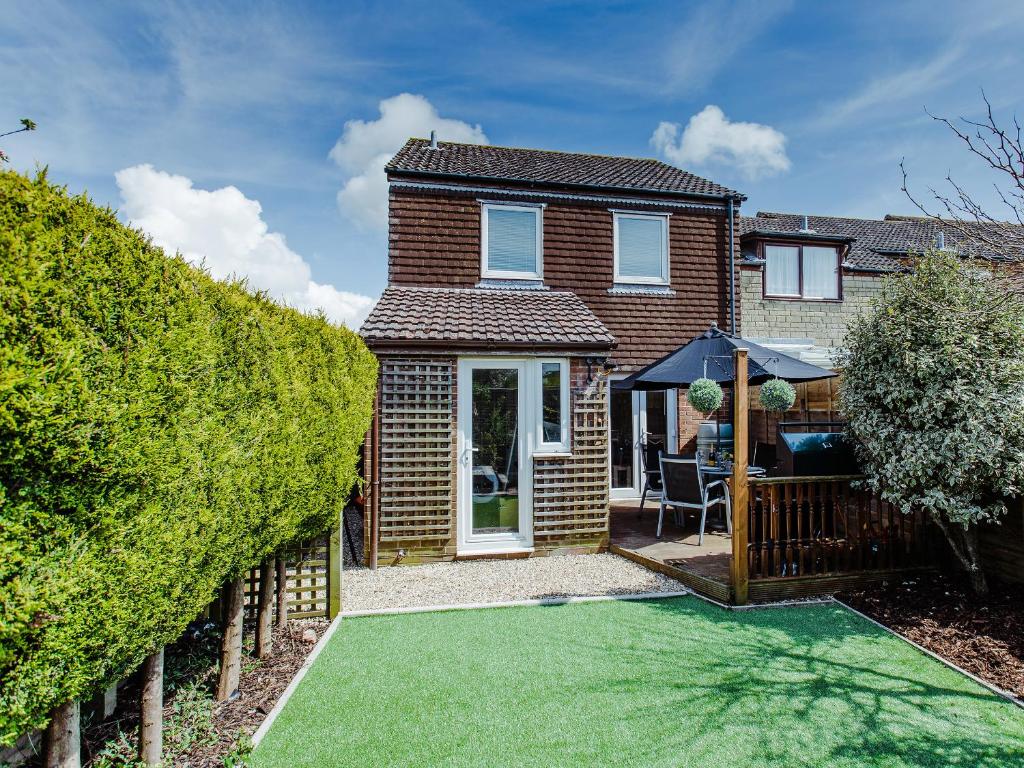a house with a garden and a lawn at Peacehaven in Shalfleet