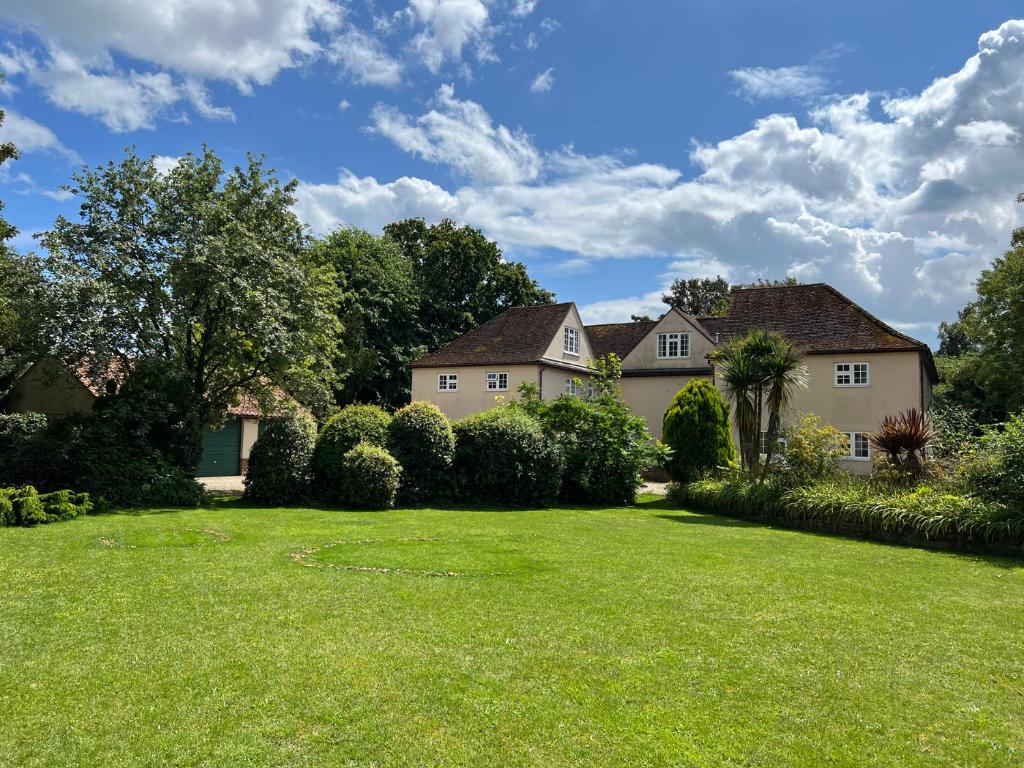 a house with a yard with green grass at No 1 The Martins in Southwold