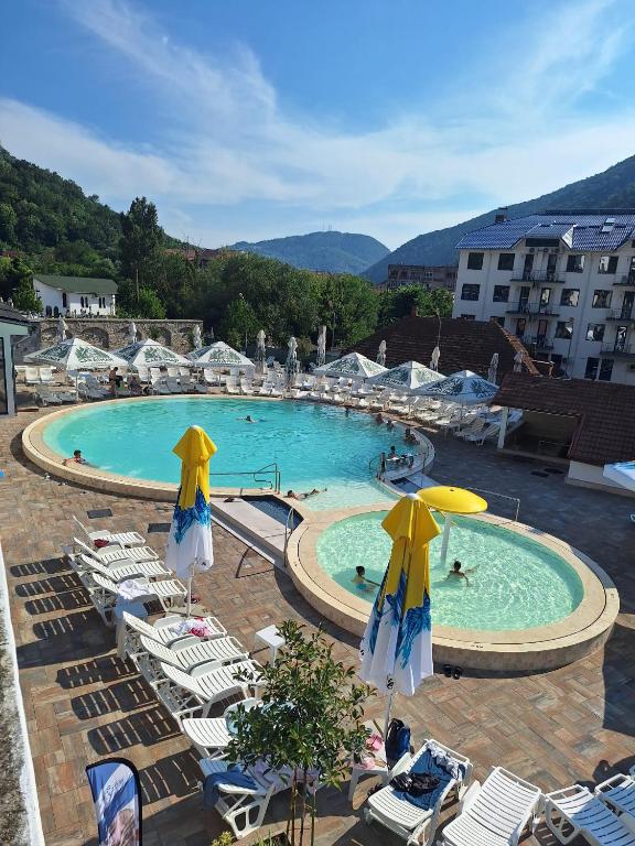Piscina de la sau aproape de Hotel Artemis