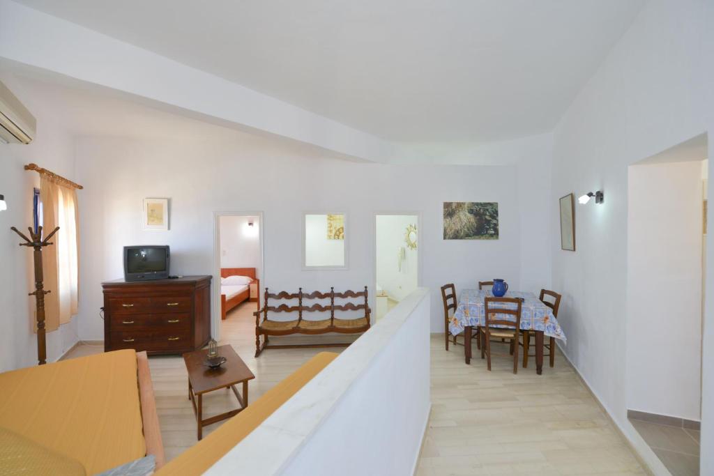 TV a/nebo společenská místnost v ubytování Windmill Villas