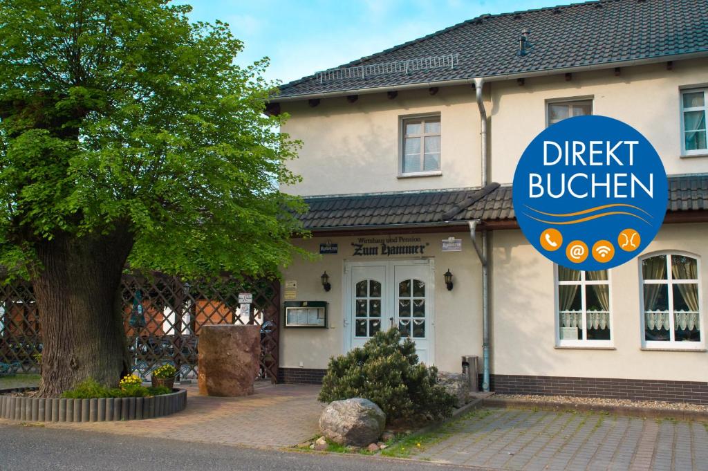 a sign for a brick kitchen in front of a building at Wirtshaus & Pension "Zum Hammer" in Neustadt