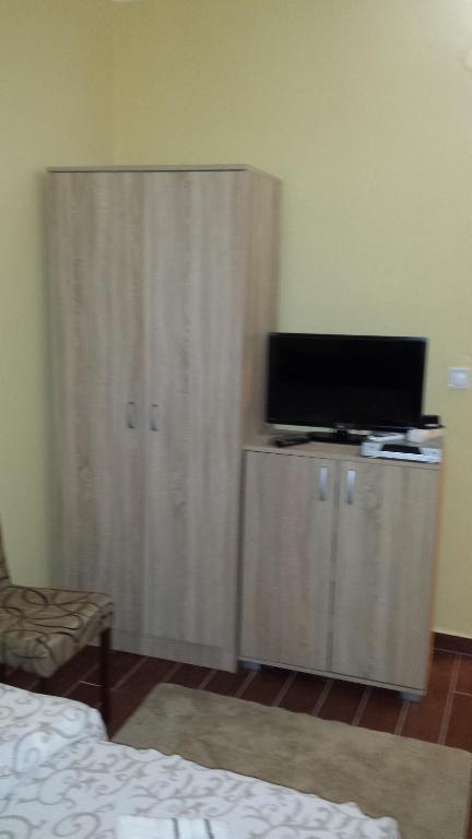 TV a/nebo společenská místnost v ubytování Kazablanka Rooms Aerodrom