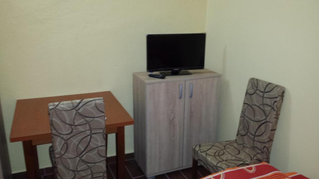 TV a/nebo společenská místnost v ubytování Kazablanka Rooms Aerodrom