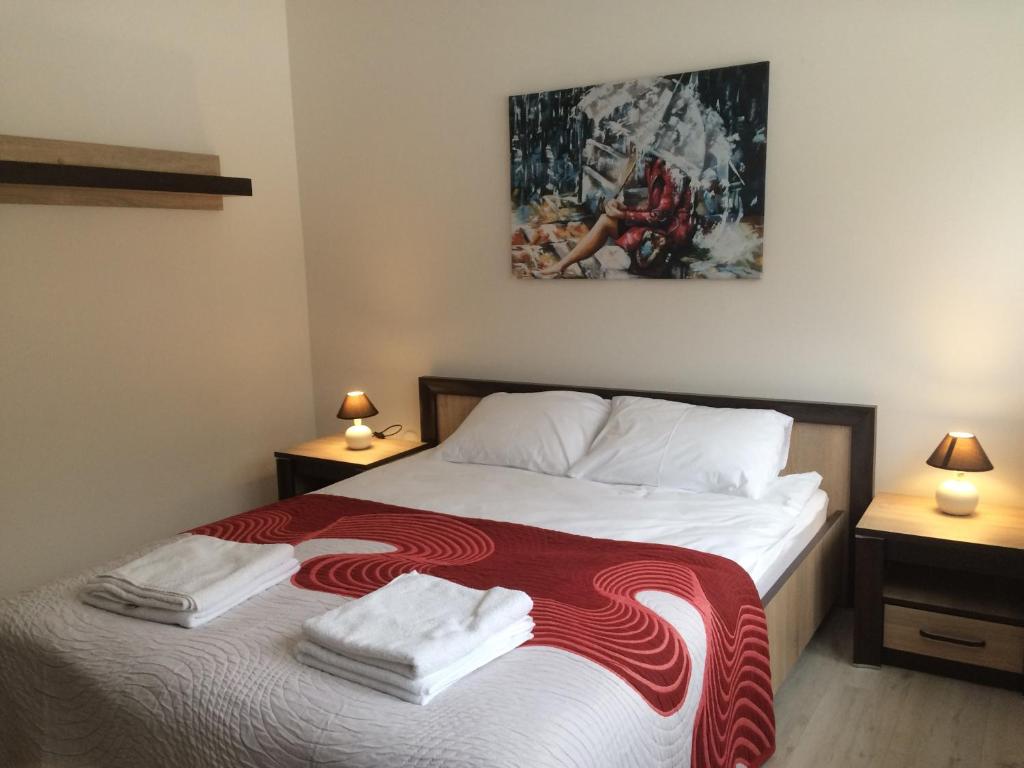 - une chambre avec un lit et 2 serviettes dans l'établissement Apartment Mona Warsaw przy stacji metra, à Varsovie