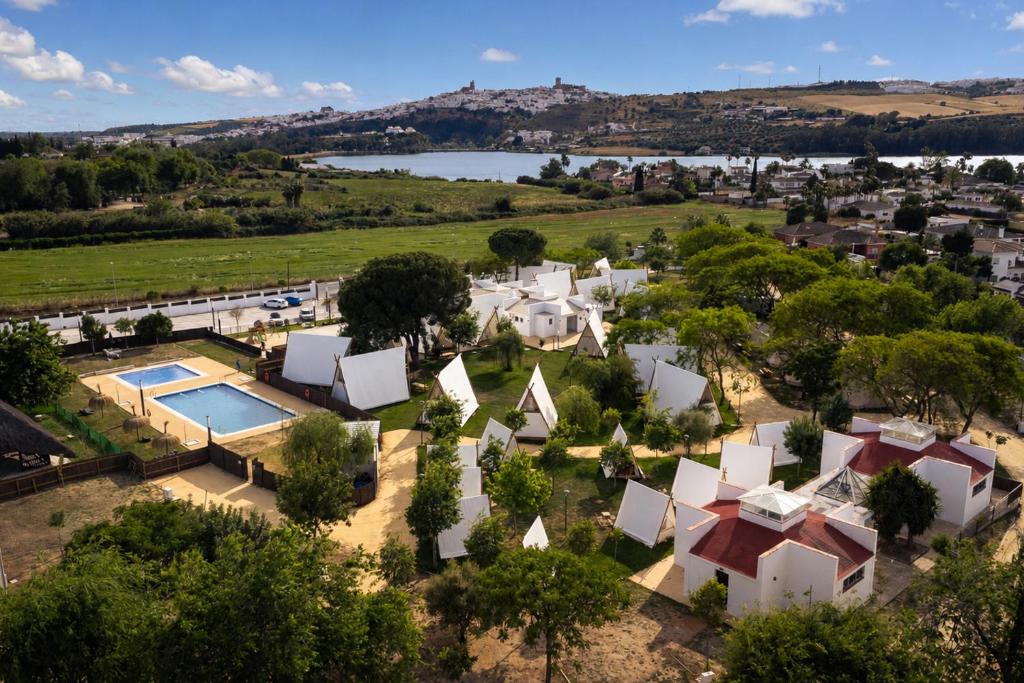 an aerial view of a villa with a swimming pool at Kampaoh Lago de Arcos in Arcos de la Frontera
