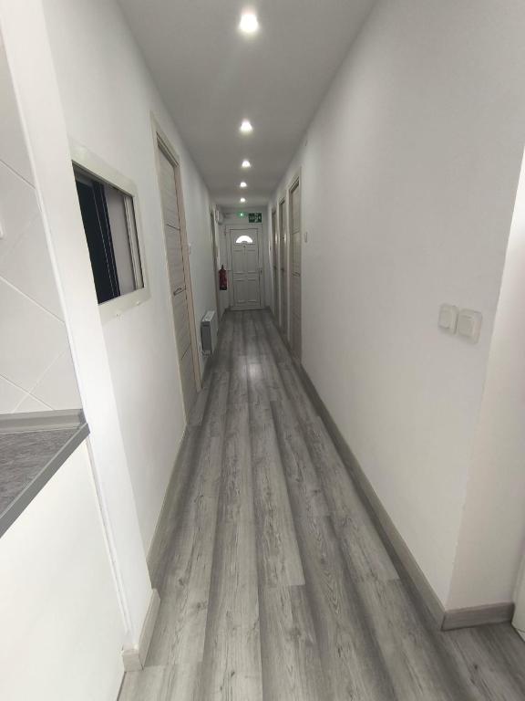 an empty hallway with white walls and wood floors at Casa La Cordelera in Salinas