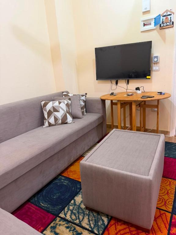 a living room with a couch and a table at Tahiti North coast in Al Ḩammām