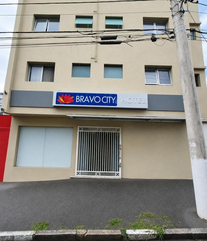 a building with a sign that reads bravo city at Bravo City Hotel Campinas in Campinas