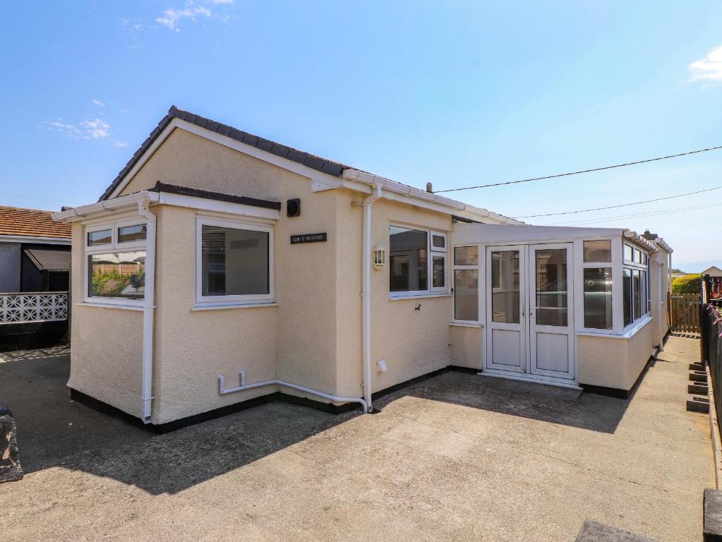 a house that is sitting in a driveway at Ger y Mynydd, 2 Cae Ty Coch in Brynteg