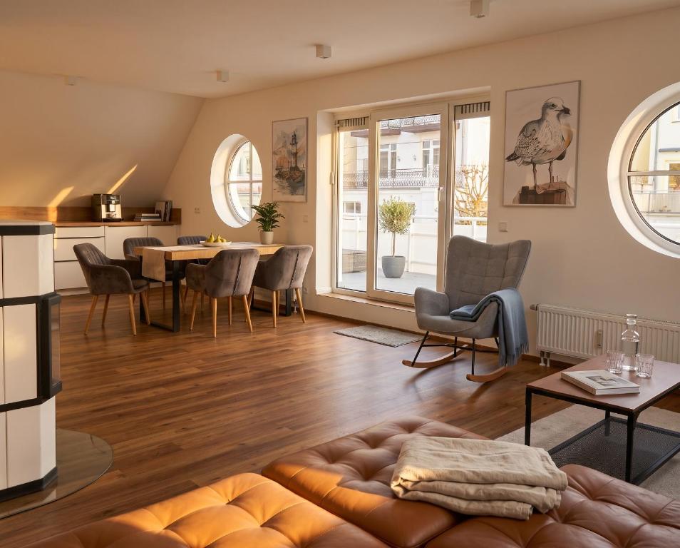 ein Wohnzimmer mit Sofa und Tisch in der Unterkunft 2 Schlafzimmer, Offene Küche, Balkon und Terrasse - moderne 90qm in ruhiger, zentraler Lage - nur 500m bis zum Strand in Warnemünde