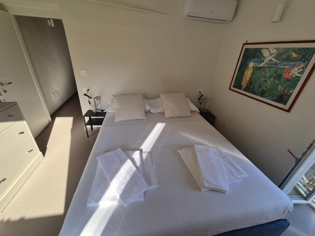a bedroom with a large white bed in a room at Rezzano 12 in Bonassola