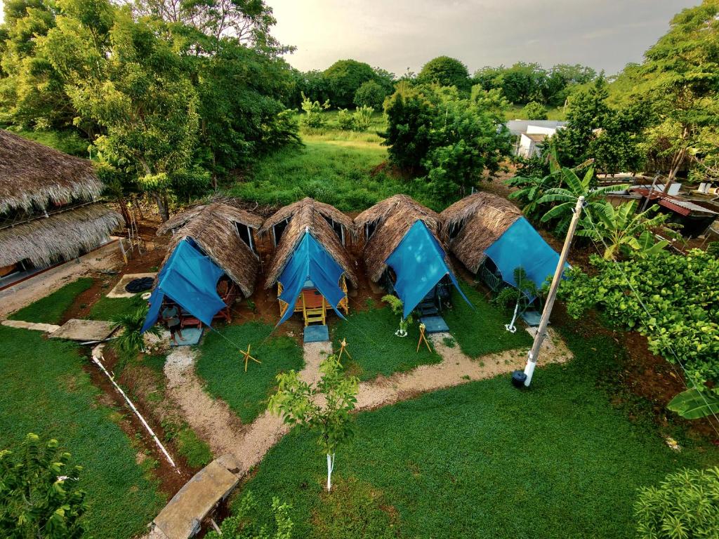 an aerial view of a village with tents at Glamping Tesoro Escondido in San Antero