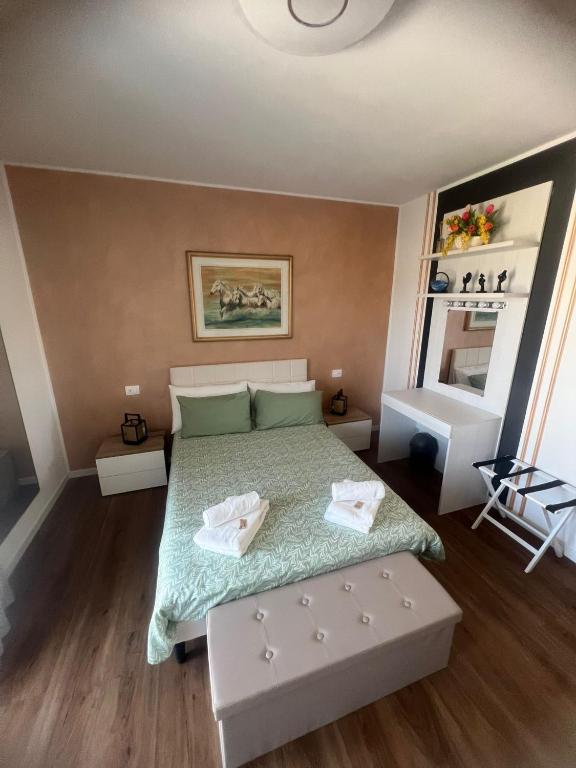 a bedroom with a bed with two towels on it at Il Ligustro by Roberto in San Giovanni Lupatoto