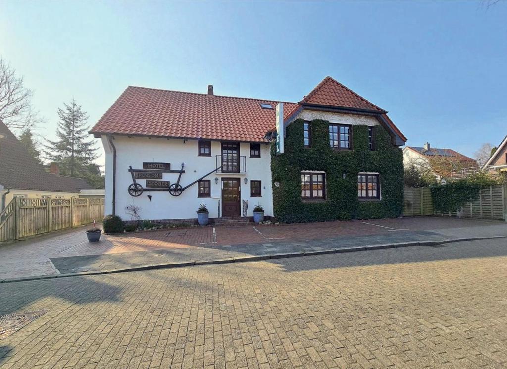 ein weißes Haus mit rotem Dach in der Unterkunft Mariennest in Jever