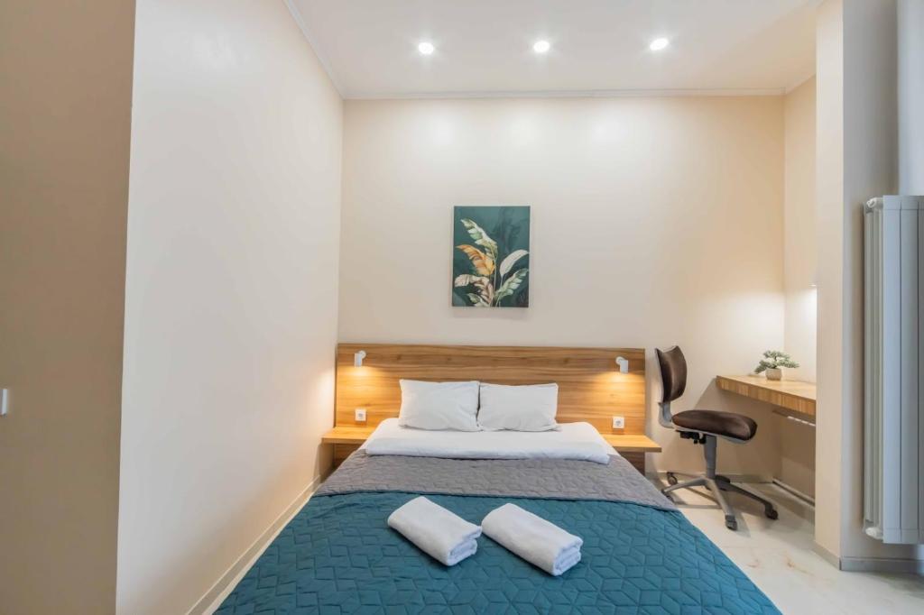 ein Schlafzimmer mit einem Bett und zwei weißen Kissen in der Unterkunft Mini hotel Non-Stop in Kiew