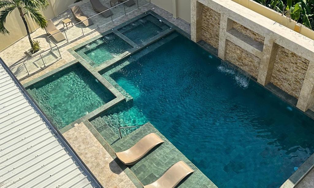 an overhead view of a swimming pool with two chairs at Hotel y Cabañas Covemar in Coveñas