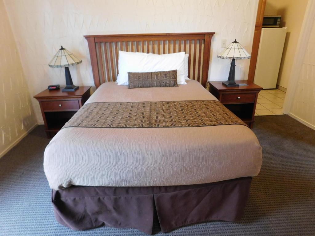 Capitola Venetian Vacation Rentals - Two Beds With Fireplace - No View