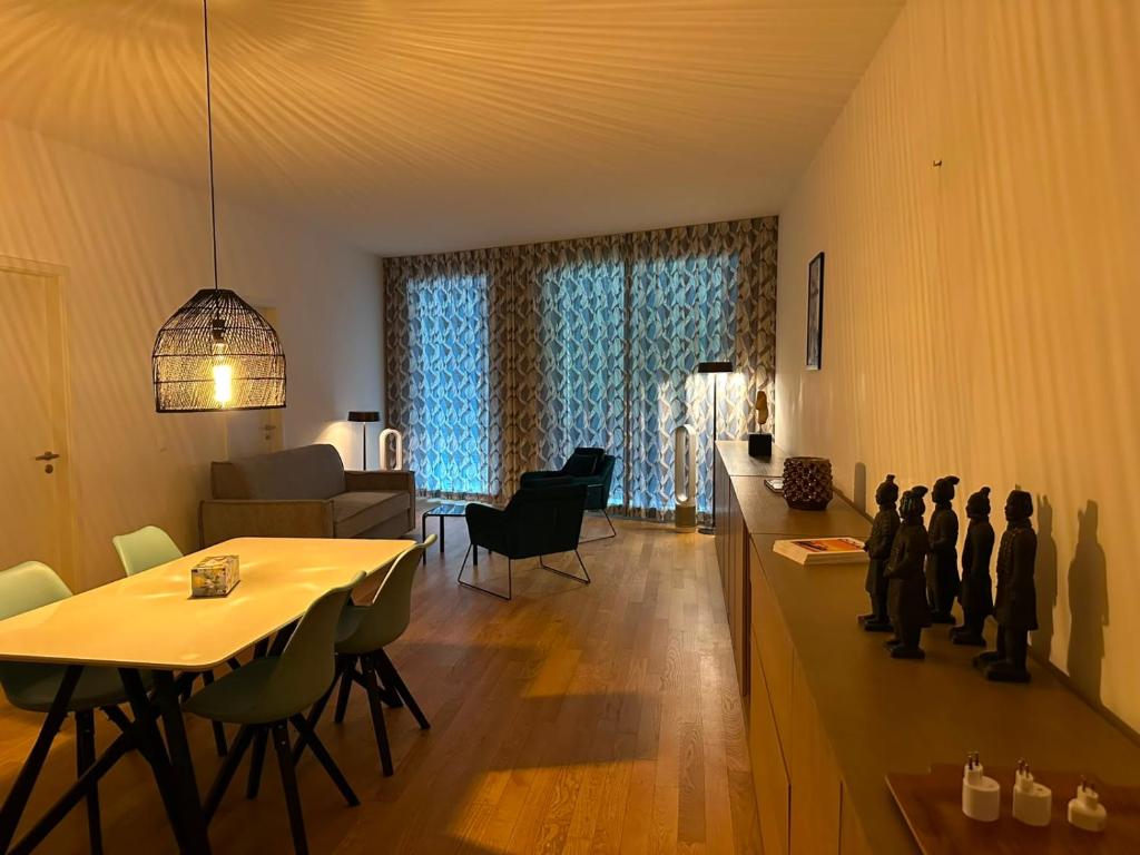 ein Wohnzimmer mit einem Tisch und ein Esszimmer in der Unterkunft La Résidences STELLA - Magnifique Loft - Montreux in Montreux