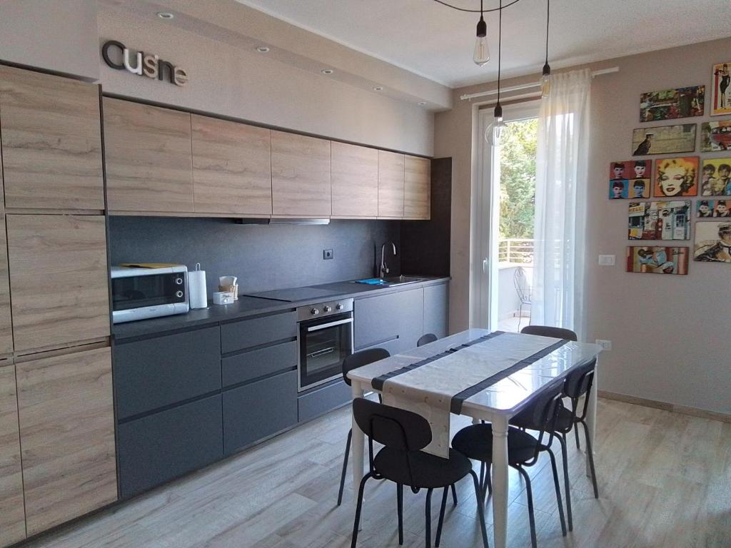 a kitchen with a table and chairs in a room at Mamma Oca in Esanatoglia