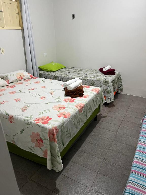two beds sitting in a room with at Pousada Portal do Cariri in Juazeiro do Norte