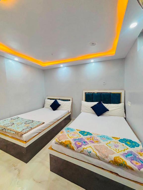 two beds sitting next to each other in a room at Shri Homestay 800m from kashi vishwanath in Varanasi