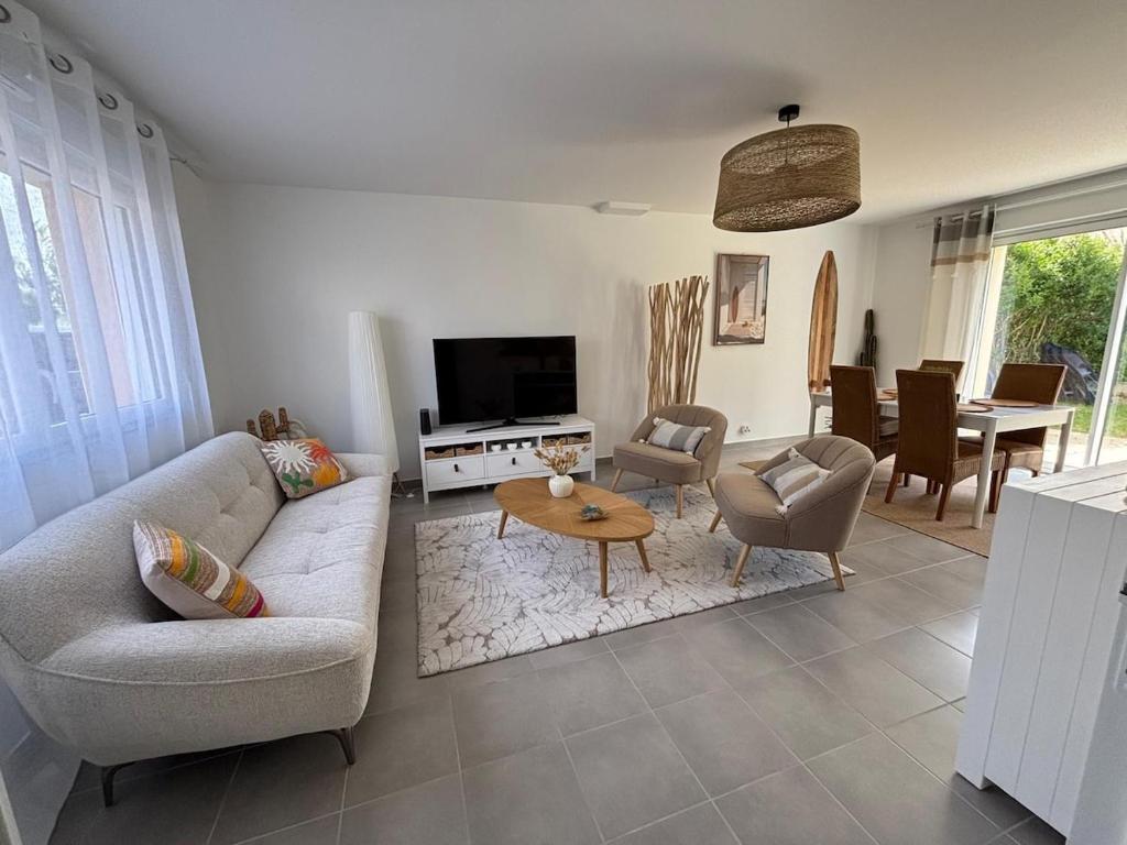 a living room with a couch and a table at Résidence de la Presqu'île in Plougonvelin