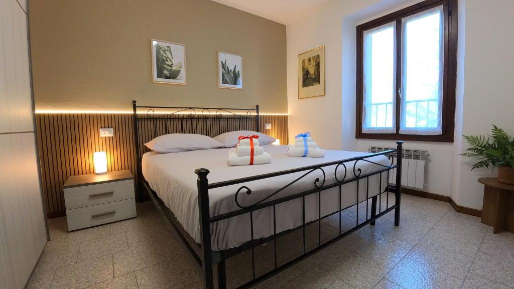 a bedroom with a bed with two bags on it at Appartamento Squarà - con Vista Cascata, vicino Verona in Montorio Veronese