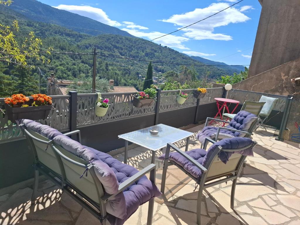 eine Terrasse mit Stühlen und einem Tisch mit Aussicht in der Unterkunft Studio in Levens