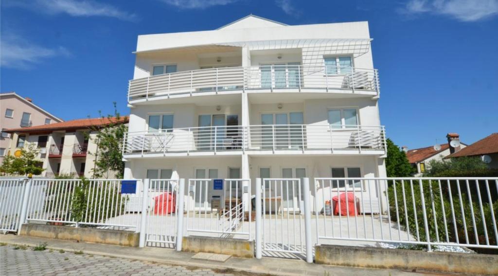 un condominio bianco con recinzione bianca di Apartment Finn a Rovigno (Rovinj)