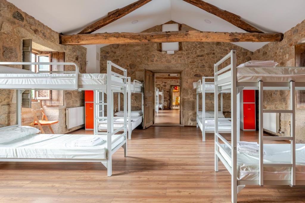 ein Zimmer mit vielen Etagenbetten in der Unterkunft O Lagar de Jesus in Padrón
