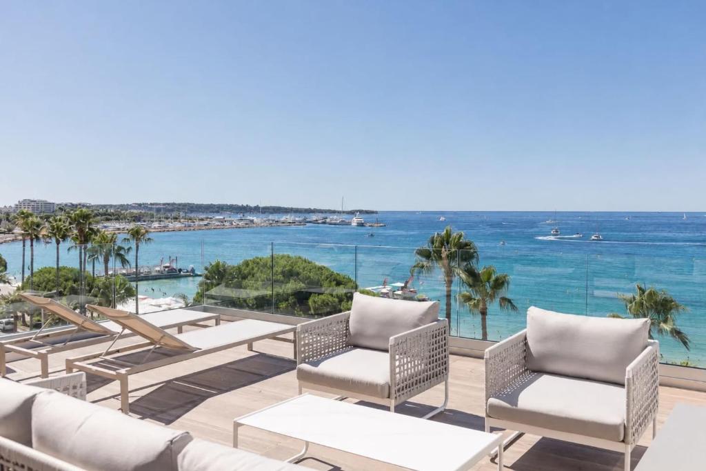 REF 2081 - Cannes Croisette - Sea view apartment for rent