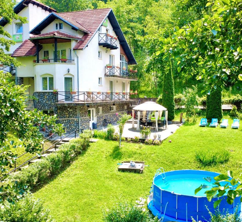 an external view of a house with a tub in the yard at Vila Miandra in Breaza
