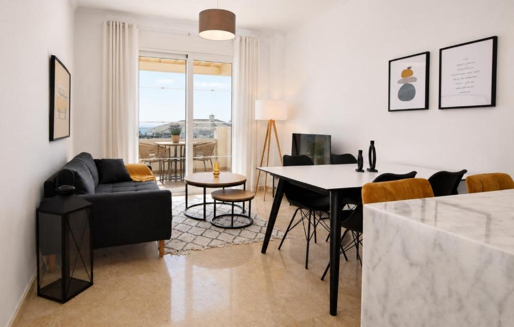 Elevated Hillside Apartment Close To Duquesa Marina