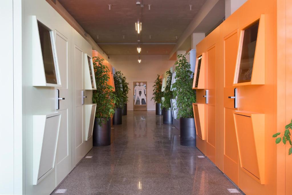 un couloir avec des plantes en pot dans un immeuble de bureaux dans l'établissement Bed & Boarding, à Naples