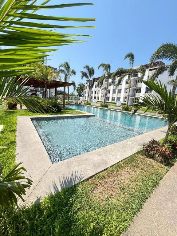 ein Schwimmbad vor einem Gebäude in der Unterkunft Torres del Mar in Manzanillo