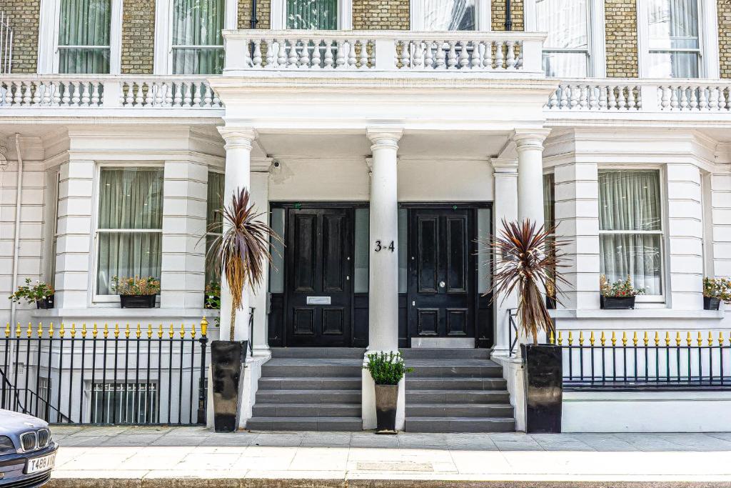 Gloucester Road Apartments by DMONTRIO