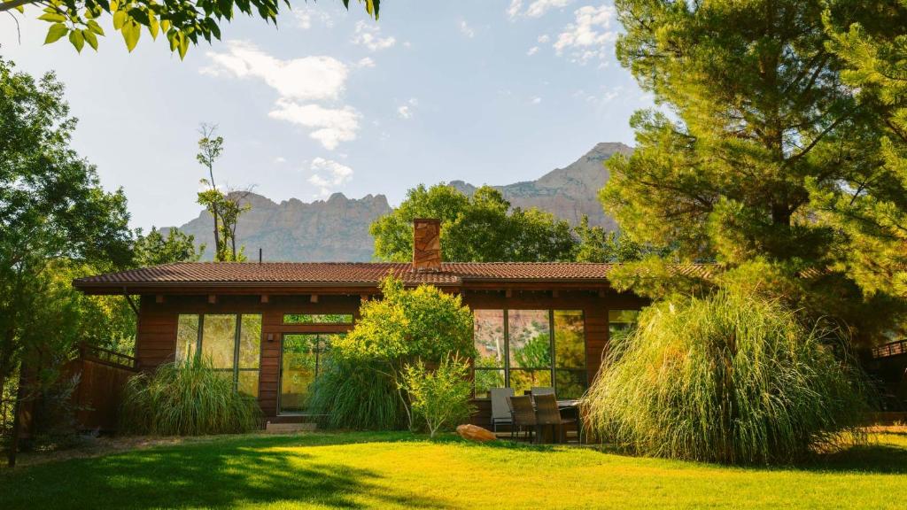 a log home with a view of the mountains at Nama-Stay Retreat Village in Springdale