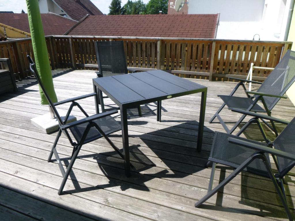 a picnic table and two chairs on a deck at Ferienhaus Lisa in Selb