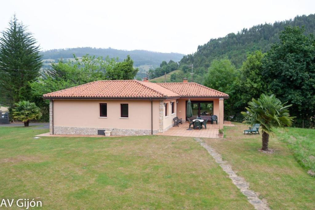 a small house in a field with a yard at La Xana de Peón AVG in Candanal