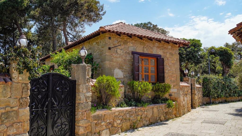 Mondovilla a charming villa in ancient Side near the theatre just 60 meters from the beach در آنتالیا