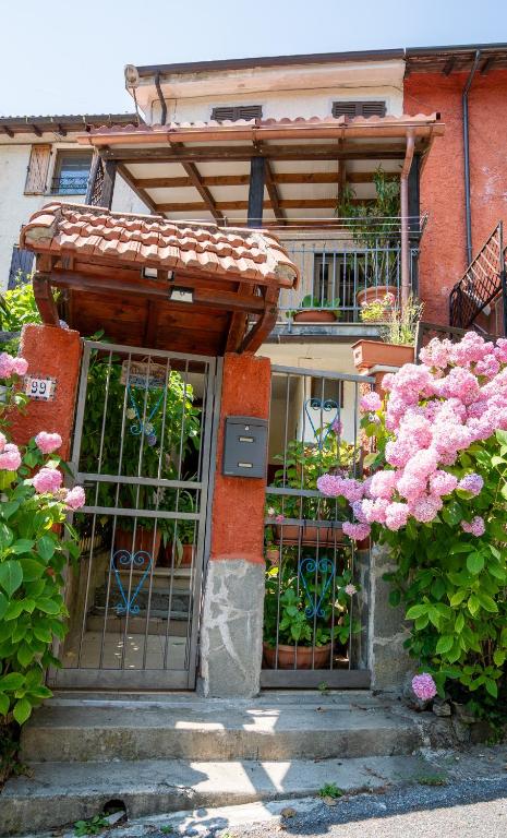 an entrance to a house with a gate and flowers at Villetta Dina in Scoffera